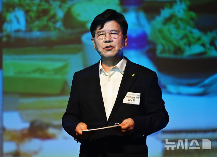 [수원=뉴시스] 김종택 기자 = 김상회 경기아트센터 사장이 23일 경기 수원시 경기아트센터에서 열린 미디어데이에서 경영방향및 핵심사업에 대한 새로운 비전을 밝히고 있다. 2025.07.23. jtk@newsis.com