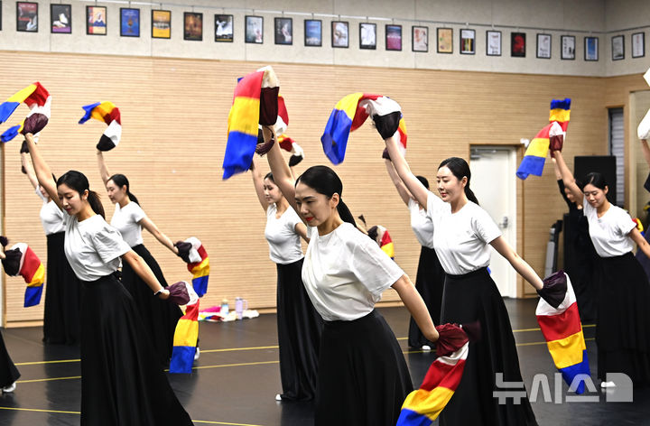 [수원=뉴시스] 김종택 기자 = 23일 경기 수원시 경기아트센터에서 열린 미디어데이에서 경기도무용단원들이 '춘앵전' 공연을 앞두고 연습에 열중하고 있다. 2025.07.23. jtk@newsis.com