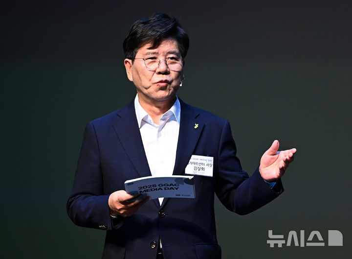 [수원=뉴시스] 김종택 기자 = 김상회 경기아트센터 사장이 23일 경기 수원시 경기아트센터에서 열린 미디어데이에서 경영방향및 핵심사업에 대한 새로운 비전을 밝히고 있다. 2025.07.23. jtk@newsis.com