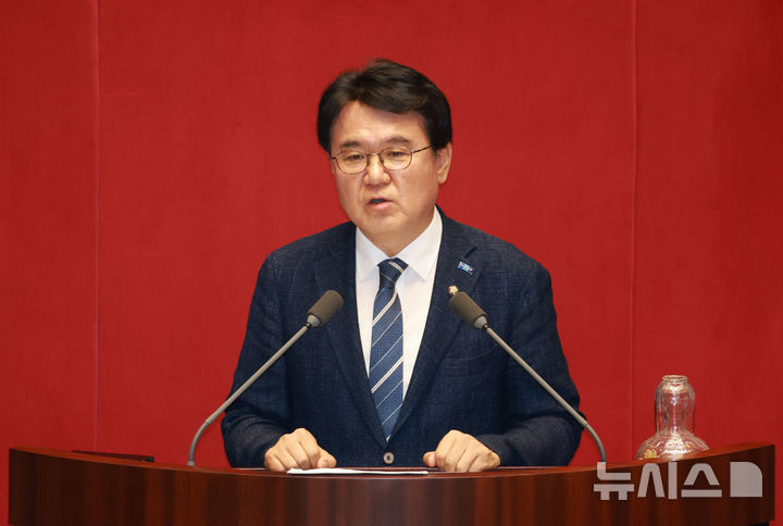 [서울=뉴시스] 고승민 기자 = 황운하 조국혁신당 의원이 23일 서울 여의도 국회에서 열린 제427회 국회(임시회) 제2차 본회의에서 5분 자유발언을 통해 조국 전 대표의 사면을 촉구하고 있다. 2025.07.23. kkssmm99@newsis.com