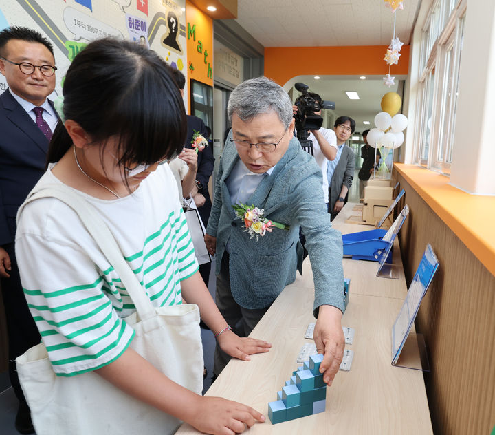 [서울=뉴시스] 정근식 서울시교육감이 지난 7월 23일 서울 동작구 영등포중학교 내에 마련된 서울동작관악교육지원청 수학과학융합교육센터 개소식에서 시설을 살펴보고 있다. (사진=서울시교육청 제공) 2025.07.23. photo@newsis.com *재판매 및 DB 금지