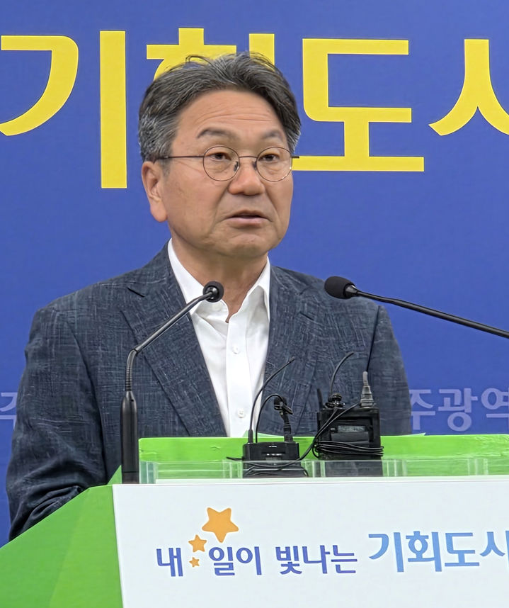 [광주=뉴시스] 류형근 기자 = 23일 오후 광주 서구 광주시청 브리핑룸에서 강기정 광주시장이 '민생회복 소비쿠폰 선불카드'를 색깔별로 구분해 지급한 것에 대해 사과 기자회견을 하고 있다. 2025.07.23. hgryu77@newsis.com *재판매 및 DB 금지