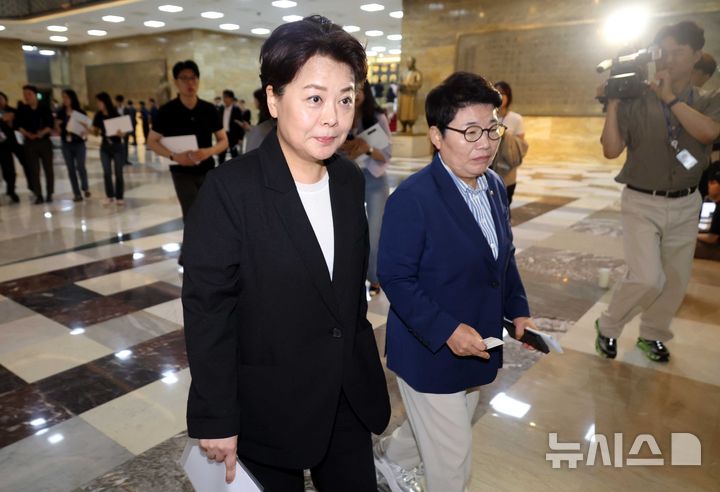 [서울=뉴시스] 조성봉 기자 = 윤희숙 국민의힘 혁신위원장이 지난달 23일 서울 여의도 국회에서 열린 비공개 의원총회에 참석하고 있다. 오른쪽은 임이자 의원 2025.07.23. suncho21@newsis.com