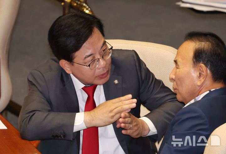 [서울=뉴시스] 고승민 기자 = 국민의힘 송언석 비상대책위원장 겸 원내대표와 박덕흠 의원이 23일 서울 여의도 국회에서 열린 제427회 국회(임시회) 제2차 본회의에서 대화하고 있다. 2025.07.23. kkssmm99@newsis.com