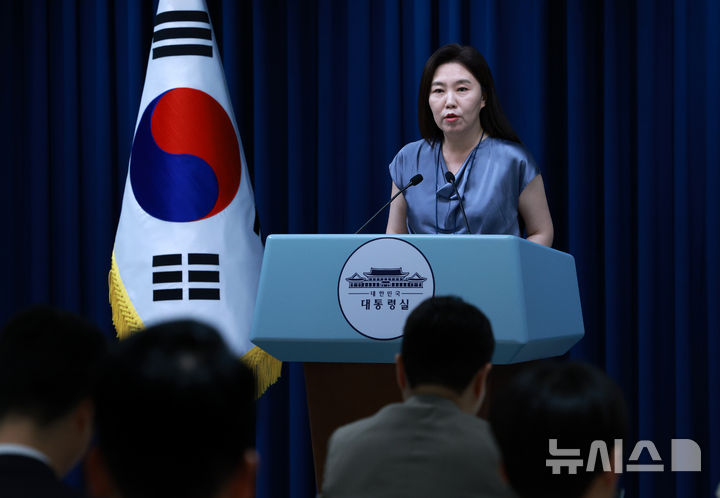 [서울=뉴시스] 고범준 기자 = 강유정 대변인이 23일 서울 용산 대통령실 청사에서 강선우 여성가족부 장관 후보자 사퇴 관련 브리핑을 하고 있다. 2025.07.23. bjko@newsis.com