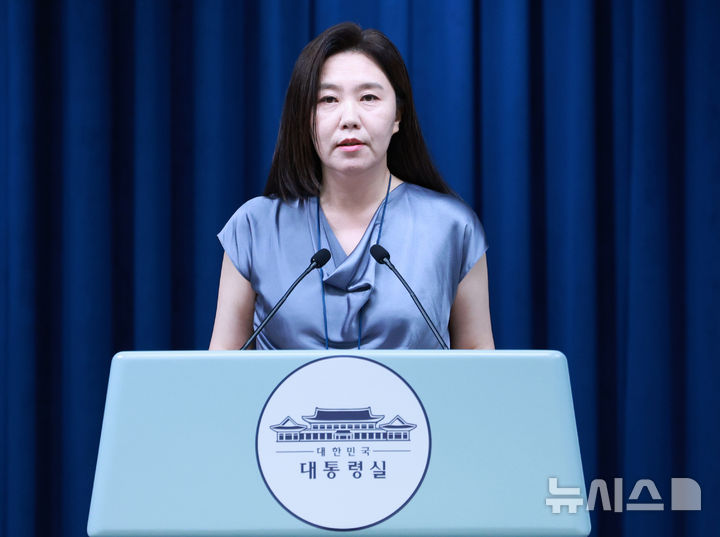 [서울=뉴시스] 고범준 기자 = 강유정 대변인이 23일 서울 용산 대통령실 청사에서 강선우 여성가족부 장관 후보자 사퇴 관련 브리핑을 하고 있다. 2025.07.23. bjko@newsis.com