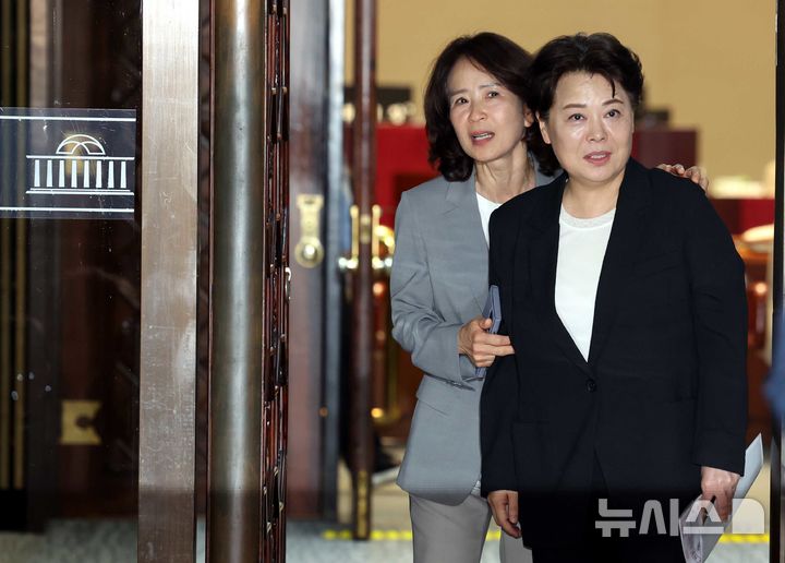 [서울=뉴시스] 조성봉 기자 = 윤희숙 국민의힘 혁신위원장이 23일 오후 서울 여의도 국회에서 열린 비공개 의원총회를 마치고 밖으로 나서고 있다. 왼쪽은 최수진 의원. 2025.07.23. suncho21@newsis.com