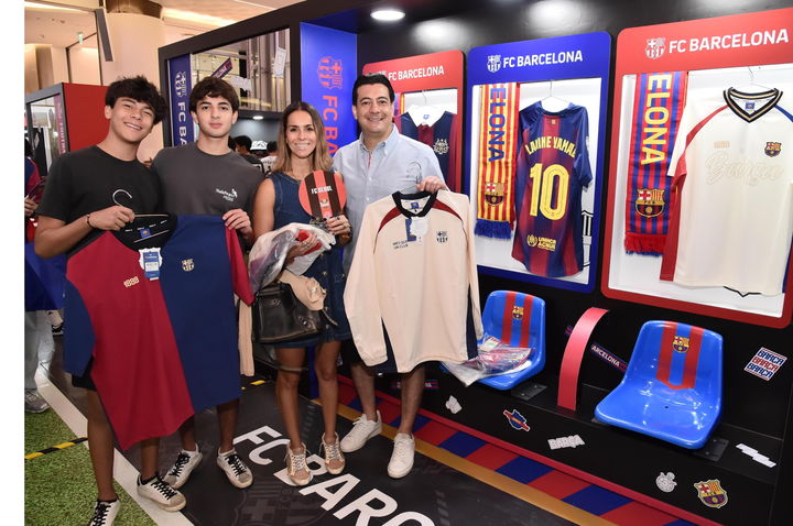 [서울=뉴시스] 황준선 기자 = 23일 서울 송파구 롯데월드몰에 FC바르셀로나의 방한을 기념하기 위해 마련된 'FC서울 VS FC바르셀로나' 팝업 스토어를 찾은 외국인 관광객들이 기념촬영을 하고 있다. (사진=형지엘리트 제공) 2025.07.23. photo@newsis.com *재판매 및 DB 금지