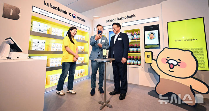 [서울=뉴시스] 김진아 기자 = 윤호중 행정안전부 장관(오른쪽)이 23일 서울 성동구 앤더슨씨에서 열린 2025년 모바일 신분증 민간개방 오픈 행사에서 윤호영 카카오뱅크 대표(가운데)와 카카오뱅크 모바일신분증 서비스를 체험하고 있다. (공동취재) 2025.07.23. photo@newsis.com