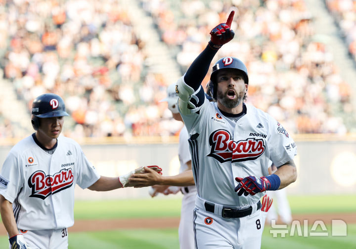 [서울=뉴시스] 조성우 기자 = 23일 서울 송파구 잠실야구장에서 열린 2025 KBO리그 한화 이글스와 두산 베어스의 경기, 두산 1회말 공격 1사 주자 1루서 케이브가 2점 홈런을 때린 뒤 환호하고 있다. 2025.07.23. xconfind@newsis.com