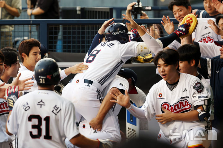 [서울=뉴시스] 조성우 기자 = 23일 서울 송파구 잠실야구장에서 열린 2025 KBO리그 한화 이글스와 두산 베어스의 경기, 두산 1회말 공격 1사 주자 1루서 케이브가 2점 홈런을 때린 뒤 더그아웃에서 동료들의 축하를 받고 있다. 2025.07.23. xconfind@newsis.com
