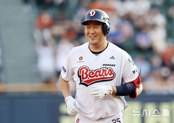 [서울=뉴시스] 조성우 기자 = 23일 서울 송파구 잠실야구장에서 열린 2025 KBO리그 한화 이글스와 두산 베어스의 경기, 두산 1회말 공격 1사 후 양의지가 케이브에 이어 백투백 홈런을 때리고 그라운드를 돌며 미소짓고 있다. 2025.07.23. xconfind@newsis.com