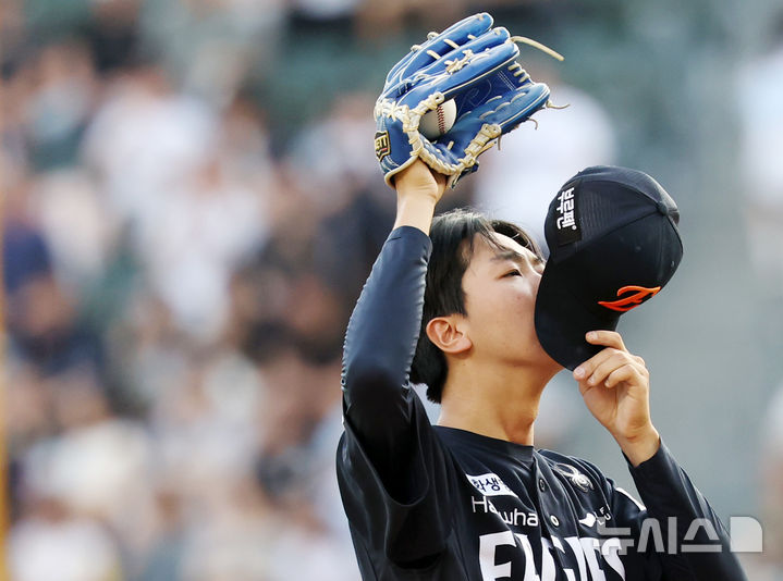 [서울=뉴시스] 조성우 기자 = 23일 서울 송파구 잠실야구장에서 열린 2025 KBO리그 한화 이글스와 두산 베어스의 경기, 한화 선발투수 황준서가 두산 1회말 케이브에 이어 양의지에게 백투백 홈런을 허용한 뒤 2사 후 박준순에게 솔로홈런을 허용한 뒤 아쉬운 표정을 짓고 있다. 2025.07.23. xconfind@newsis.com