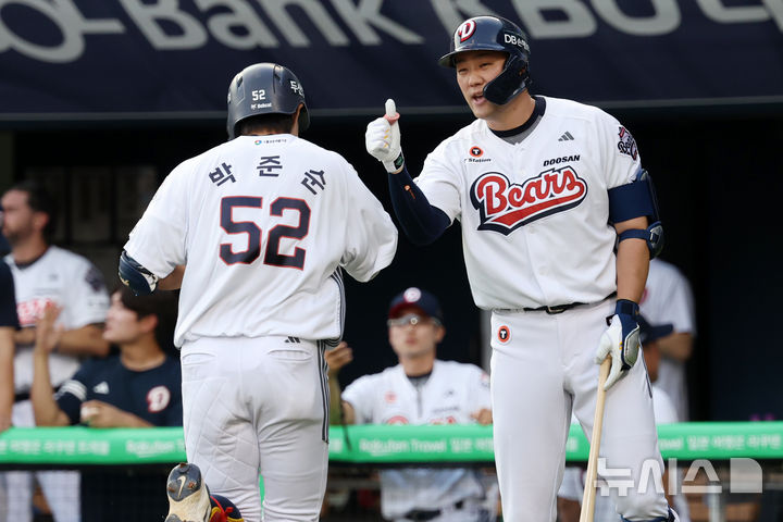 [서울=뉴시스] 조성우 기자 = 23일 서울 송파구 잠실야구장에서 열린 2025 KBO리그 한화 이글스와 두산 베어스의 경기, 두산 1회말 공격 2사 후 박준순이 솔로 홈런을 때리고 더그아웃에 들어가며 하이파이브하고 있다. 2025.07.23. xconfind@newsis.com
