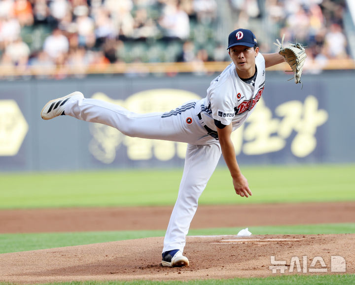 [서울=뉴시스] 조성우 기자 = 23일 서울 송파구 잠실야구장에서 열린 2025 KBO리그 한화 이글스와 두산 베어스의 경기, 두산 선발투수 최민석이 역투하고 있다. 2025.07.23. xconfind@newsis.com