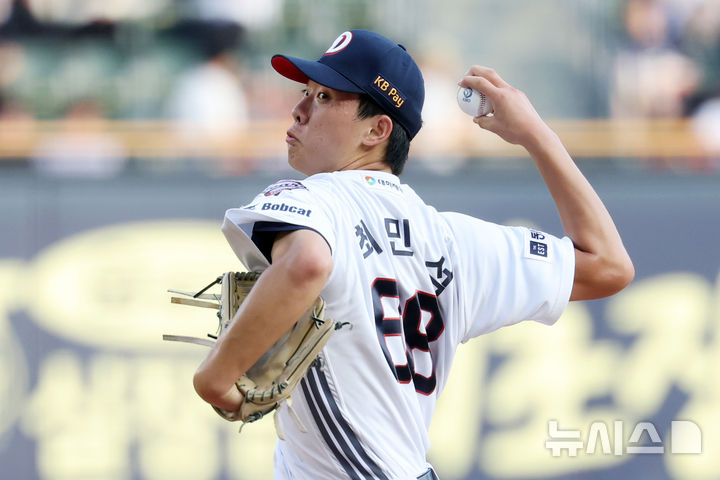 [서울=뉴시스] 조성우 기자 = 23일 서울 송파구 잠실야구장에서 열린 2025 KBO리그 한화 이글스와 두산 베어스의 경기, 두산 선발투수 최민석이 역투하고 있다. 2025.07.23. xconfind@newsis.com