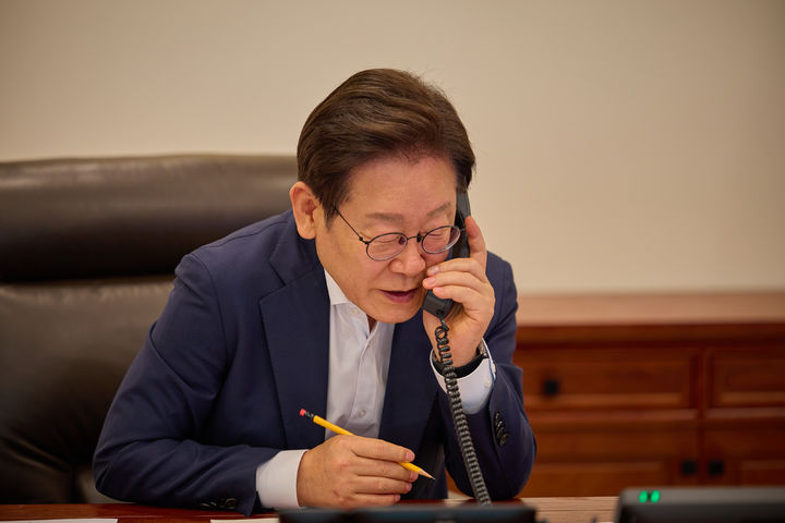 [서울=뉴시스] 이재명 대통령이 23일 서울 용산 대통령실 청사 집무실에서 카심-조마르트 토카예프 카자흐스탄 대통령과 전화 통화를 하고 있다. (사진=대통령실 제공) 2025.07.23. photo@newsis.com *재판매 및 DB 금지