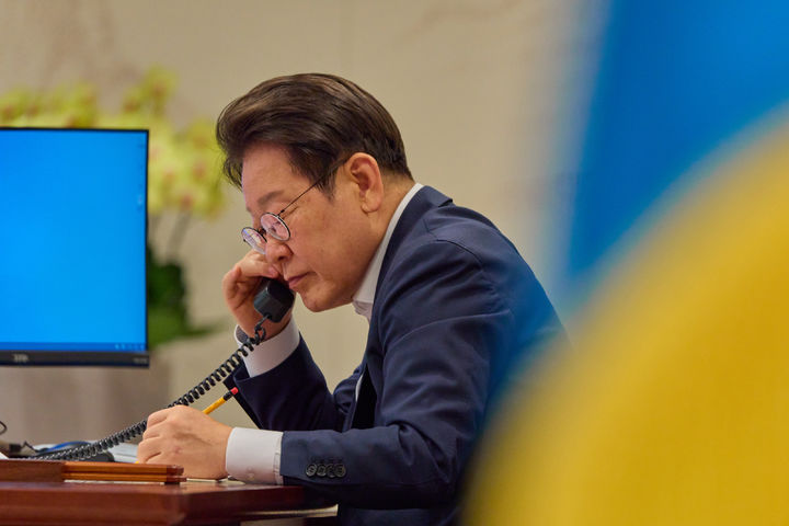 [서울=뉴시스] 이재명 대통령이 23일 서울 용산 대통령실 청사 집무실에서 울프 크리스테르손 스웨덴 총리와 전화 통화를 하고 있다. (사진=대통령실 제공) 2025.07.23. photo@newsis.com *재판매 및 DB 금지