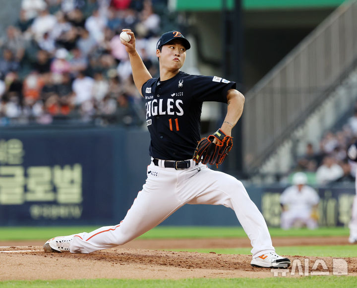 [서울=뉴시스] 조성우 기자 = 23일 서울 송파구 잠실야구장에서 열린 2025 KBO리그 한화 이글스와 두산 베어스의 경기, 한화 선발 황준서에 이어 등판한 엄상백이 역투하고 있다. 2025.07.23. xconfind@newsis.com