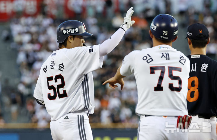 [서울=뉴시스] 조성우 기자 = 23일 서울 송파구 잠실야구장에서 열린 2025 KBO리그 한화 이글스와 두산 베어스의 경기, 두산 4회말 공격 1사 후 박준순이 3루타를 때린 뒤 더그아웃을 향해 손을 들고 있다. 2025.07.23. xconfind@newsis.com