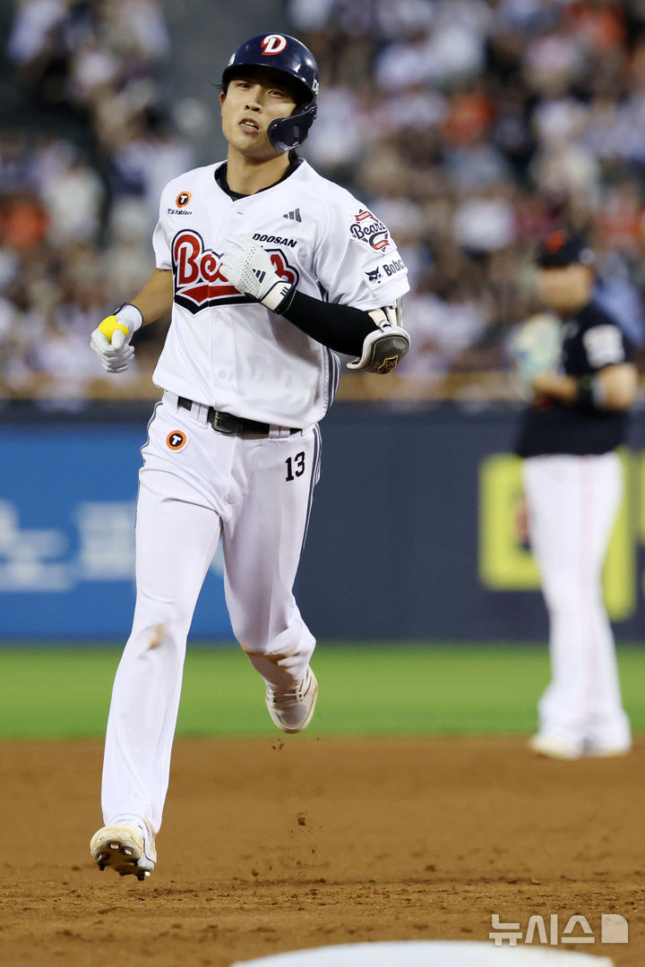 [서울=뉴시스] 조성우 기자 = 23일 서울 송파구 잠실야구장에서 열린 2025 KBO리그 한화 이글스와 두산 베어스의 경기, 두산 4회말 공격 2사 주자 2루서 이유찬이 2점 홈런을 때린 뒤 그라운드를 돌고 있다. 2025.07.23. xconfind@newsis.com