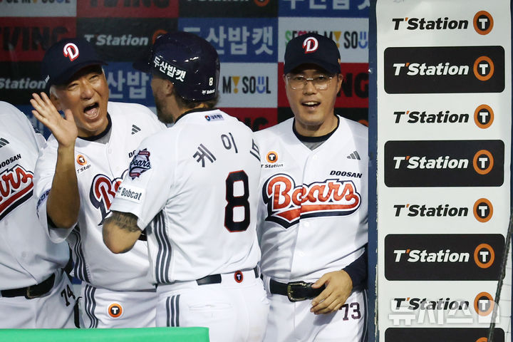 [서울=뉴시스] 조성우 기자 = 23일 서울 송파구 잠실야구장에서 열린 2025 KBO리그 한화 이글스와 두산 베어스의 경기, 두산 4회말 2사 후 케이브가 솔로 홈런을 때린 뒤 조성환 감독대행 등 코치진과 하이파이브 하고 있다. 2025.07.23. xconfind@newsis.com