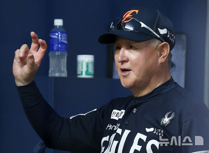 [서울=뉴시스] 조성우 기자 = 23일 서울 송파구 잠실야구장에서 열린 2025 KBO리그 한화 이글스와 두산 베어스의 경기, 한화 김경문 감독이 두산에 0-10으로 뒤지고 있는 5회말 경기를 지켜보며 투구 동작을 해보고 있다. 2025.07.23. xconfind@newsis.com