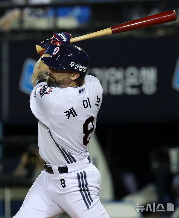 [서울=뉴시스] 조성우 기자 = 23일 서울 송파구 잠실야구장에서 열린 2025 KBO리그 한화 이글스와 두산 베어스의 경기, 두산 6회말 공격 선두타자 케이브가 안타를 때리며 출루하고 있다. 2025.07.23. xconfind@newsis.com