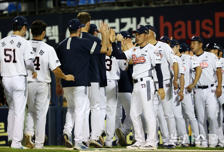 [서울=뉴시스] 조성우 기자 = 23일 서울 송파구 잠실야구장에서 열린 2025 KBO리그 한화 이글스와 두산 베어스의 경기, 13-2로 승리한 두산 조성환 감독대행이 선수들을 격려하고 있다. 2025.07.23. xconfind@newsis.com