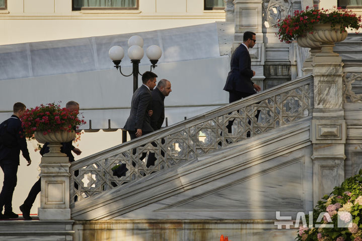 [이스탄불=AP/뉴시스]23일(현지 시간) 튀르키예 이스탄불에서 러시아와 우크라이나 3차 협상에 참석하기 위해 루스템 우메로프(가운데 오른쪽) 우크라이나 국방장관 등이 츠라안궁에 도착해 걸어가고 있다. 2025.07.24.