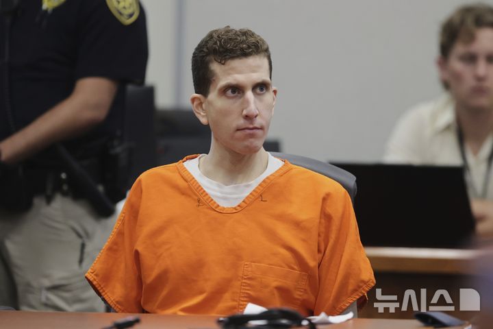 [서울=AP/뉴시스] 아이다호대 학생 4명을 살해한 혐의를 받는 브라이언 코버거가 7월23일 아이다호주 보이시에서 열린 선고 공판에 참석하기 위해 법원에 출두하고 있다. 2025.07.23