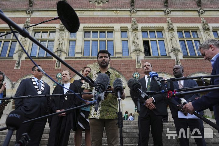 [AP/뉴시스] 23일 네덜란드 헤이그 국제사법재판소 앞에서 법원의 기후 관련 조언 의견서가 나오자 태평양 섬나라 학생 기후활동가가 판결을 높이 평가하는 말을 하고 있다