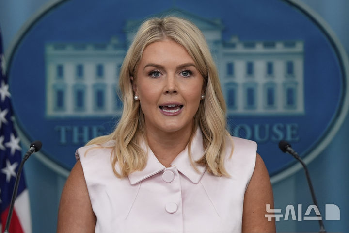 [워싱턴=AP/뉴시스]캐롤라인 레빗 백악관 대변인이 23일(현지 시간) 백악관 정례브리핑에서 발언하고 있다. 2025.07.24.