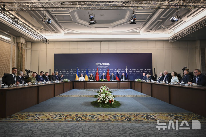 [이스탄불=AP/뉴시스] 지난달 23일(현지 시간) 튀르키예 이스탄불 츠라안궁에서 러시아-우크라이나 3차 협상이 열리고 있다. 40분 만에 끝난 이날 회담에서 양측은 군인뿐 아니라 민간인 포로도 교환하기로 합의했다. 2025.08.05.