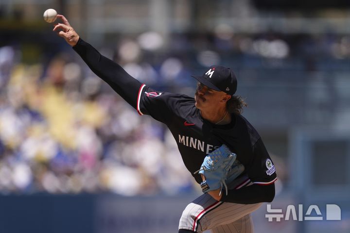 [로스앤젤레스=AP/뉴시스] 미네소타 트윈스의 선발 투수 크리스 패덕이 23일(현지 시간) 미국 캘리포니아주 로스앤젤레스 다저스타디움에서 열린 2025 메이저리그 LA 다저스와의 경기와의 경기에 선발 등판해 공을 던지고 있다. 2025.07.24.