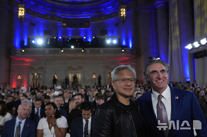 [워싱턴=AP/뉴시스] 젠슨 황(왼쪽) 엔비디아 최고경영자(CEO)가 지난달 23일 미국 워싱턴의 앤드루 W. 멜론 강당에서 열린 AI 정상회의에 참석해 더그 버검 미 국가에너지위원회 위원장과 기념 촬영하고 있다. 2025.08.11.