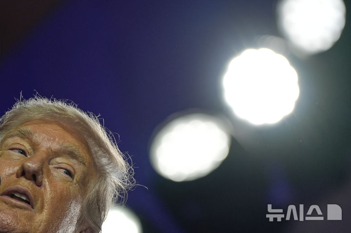 [워싱턴=AP/뉴시스] 도널드 트럼프 미국 대통령이 23일(현지 시간) 워싱턴의 앤드루 W. 멜론 강당에서 열린 인공지능(AI) 서밋 행사에 참석해 연설하고 있다. 2025.07.24.