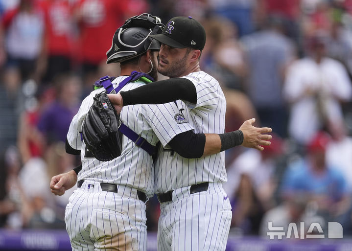 [덴버=AP/뉴시스] 콜로라도 로키스의 포수 오스틴 놀라와 마무리 투수 타일러 킨리가 23일(현지 시간) 미 콜로라도주 덴버 쿠어스필드에서 열린 2025 메이저리그 세인트루이스 카디널스와의 경기에서 6-0 완봉승을 거둔 후 포옹하고 있다. 2025.07.24.