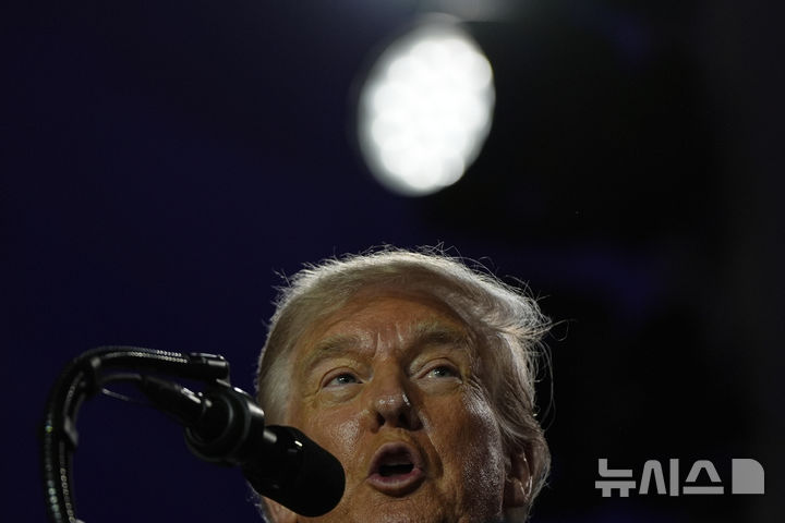 [워싱턴DC=AP/뉴시스]도널드 트럼프 미국 대통령이 23일(현지 시간) 워싱턴DC 앤드루 W 멜런 강당에서 인공지능(AI) 서밋 행사에 참석해 연설하고 있다. 2025.07.24.