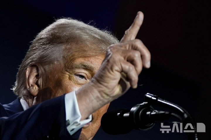 [워싱턴=AP/뉴시스] 도널드 트럼프 미국 대통령이 23일(현지 시간) 워싱턴의 앤드루 W. 멜론 강당에서 열린 인공지능(AI) 서밋 행사에 참석해 연설하고 있다. 2025.07.24.