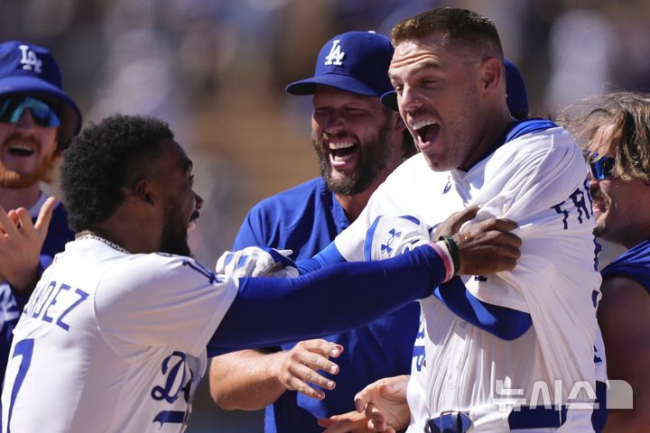 [로스앤젤레스=AP/뉴시스] LA 다저스의 프레디 프리먼(오른쪽)이 23일(현지 시간) 미 캘리포니아주 로스앤젤레스의 다저 스타디움에서 열린 2025 메이저리그 미네소타 트윈스와의 경기 9회 말 끝내기 안타를 친 후 동료들과 환호하고 있다. 프리먼은 팀이 2-3으로 뒤진 9회 말 역전 2타점 적시타를 치며 4-3 역전승을 이끌었다. 2025.07.23.