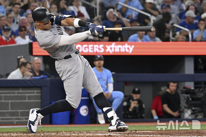 [토론토=AP/뉴시스] 뉴욕 양키스의 애런 저지가 23일(현지 시간) 캐나다 토론토 로저스 센터에서 열린 2025 메이저리그 토론토 블루제이스와의 경기 6회 초 2점 홈런(시즌 37호)을 치고 있다. 저지는 4타수 1안타 2타점 1득점 1삼진을 기록했고 양키스는 4-8로 패했다. 2025.07.24.