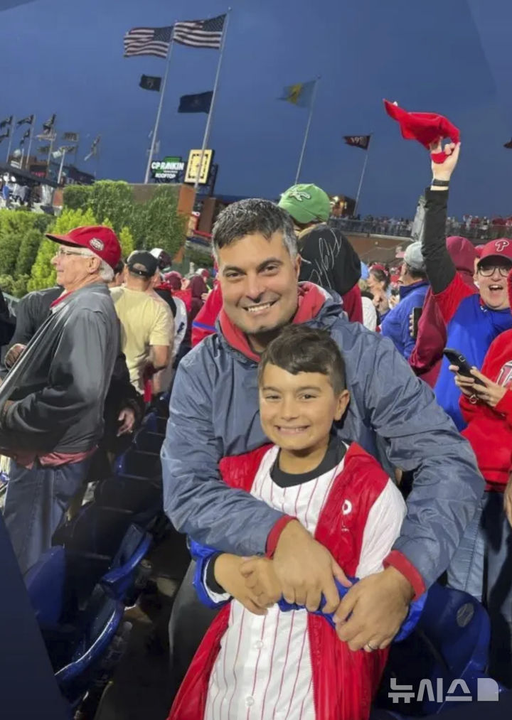 [해든필드=AP/뉴시스] 배트 플립으로 징계 받았다가 구제받은 미국 리틀야구 선수 마르코와 아버지 조 로코. 