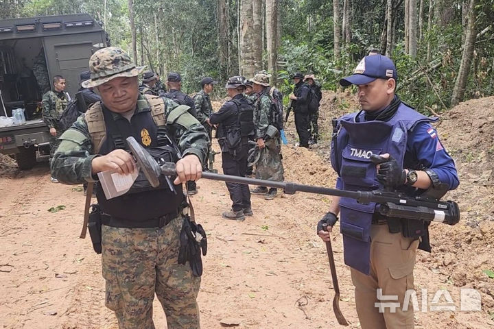 [우본라차타니=AP/뉴시스]태국 육군 소속 병사들이 지난 20일 국경 지대에서 지뢰를 탐지하는 모습. 2025.07.24.