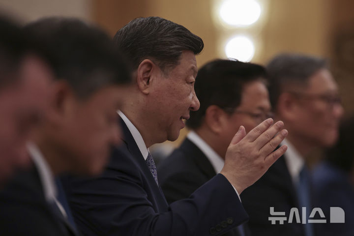 [베이징=AP/뉴시스] 시진핑 중국 국가주석이 24일(현지 시간) 중국 베이징 인민대회당에서 열린 제25차 중국-유럽연합(EU) 정상회의에 참석해 발언하고 있다. 이 회담에는 안토니우 코스타 EU 정상회의 상임의장, 우르줄라 폰데어라이엔 EU 집행위원장, 카야 칼라스 EU 외교안보 고위대표 등이 함께했다. 2025.07.24.