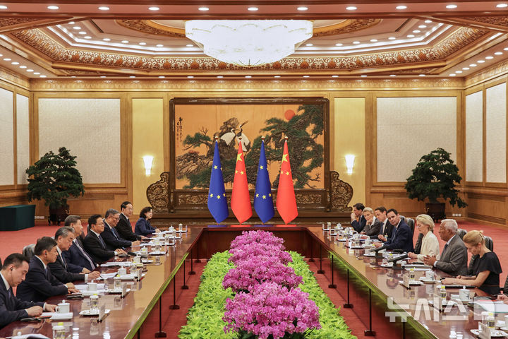 [베이징=AP/뉴시스] 시진핑(왼쪽 네 번째) 국가주석이 24일(현지 시간) 중국 베이징 인민대회당에서 열린 제25차 중국-유럽연합(EU) 정상회의에 참석해 안토니우 코스타 EU 정상회의 상임의장, 우르줄라 폰데어라이엔 EU 집행위원장, 카야 칼라스 EU 외교안보 고위대표와 회담하고 있다. 2025.07.24.