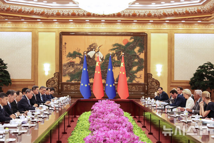 [베이징=AP/뉴시스]베이징 인민대회당에서 유럽연합(EU)과 중국 간 정상회담이 열리고 있다. 양측은 이날 기후변화에 대한 공동 행동 촉구를 발표했지만, 우크라이나 전쟁과 무역에 대해서는 심각한 의견 불일치를 드러냈다. 2025.07.24.