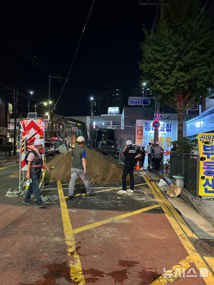 [서울=뉴시스] 서울 동대문구 이문동의 한 공사 현장에서 지반침하가 발생해 주민 수십명이 대피했다. 인명피해는 없는 것으로 파악됐다. 23일 동대문구와 소방 등에 따르면 이날 오후 7시 33분께 동대문구 이문2동 복합청사 부설주차장 공사장에서 깊이 2.5ｍ, 너비 13㎡ 규모의 지반침하가 발생했다. (사진 제공=동대문구) 2025.07.24. photo@newsis.com