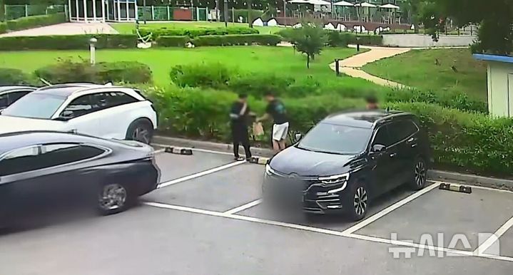 [청주=뉴시스] 자금 세탁을 위해 범죄 수익금을 주고 받는 모습.