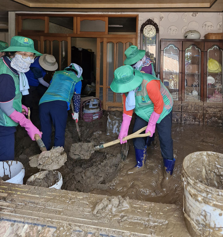 [안동=뉴시스] 안동시 자원봉사자들이 집중호우 피해를 입인 산청군에서 주택에 유입된 토사를 제거하고 있다. (사진=안동시 제공) 2025.07.24. photo@newsis.com *재판매 및 DB 금지